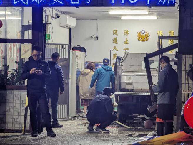 今（29）日晚間22時許，基隆八堵派出所驚傳意外，1輛小貨車不明原因失控衝撞八堵派出所，造成員警1死1傷。（張志康攝）