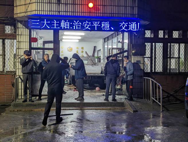 今（29）日晚間22時許，基隆八堵派出所驚傳意外，1輛小貨車不明原因失控衝撞八堵派出所，造成員警1死1傷。（張志康攝）