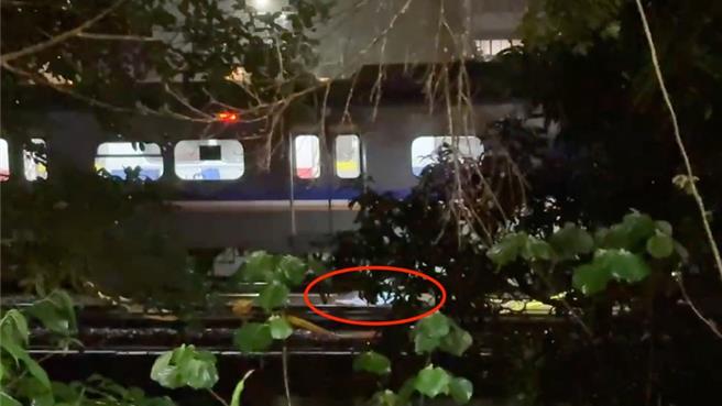 基隆八堵分驻所2月29日晚间10时许左右，突有一辆小货车不明原因撞进派出所内，造成员警1死1伤。而嫌犯简男逃逸至暖暖火车站也遭撞死。（翻摄画面／徐佑升基隆传真）