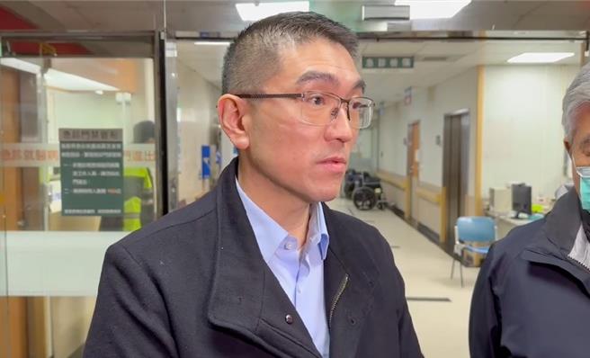 基隆八堵分驻所2月29日晚间10时许左右，突有一辆小货车不明原因撞进派出所内，造成员警1死1伤。基隆市长谢国梁探视家属后，表示将从优抚恤。（翻摄画面／徐佑升基隆传真）