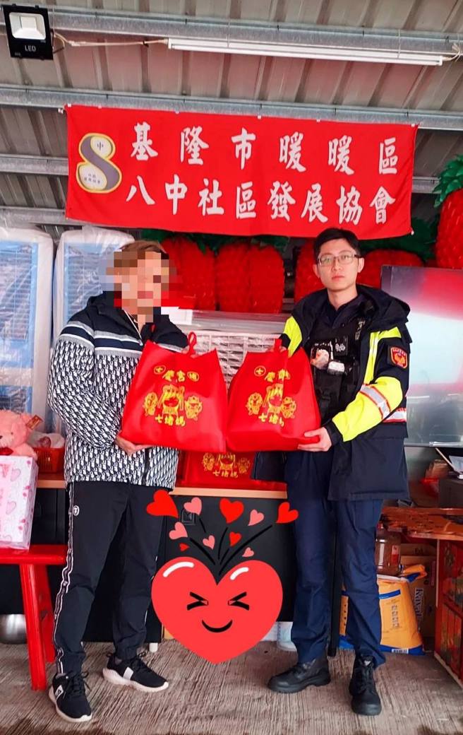 苏昱鸿今年春节前夕还在帮忙送爱心物资给弱势里民。(图／基隆警馨云)
