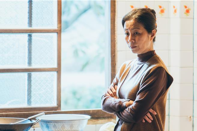 方文琳不計形象在《鹽水大飯店》扮老當農婦。（公視台語台提供）