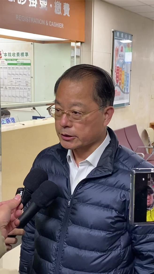 警政署长黄明昭赶赴基隆探视受伤员警。（翻摄照片／林郁平台北传真）