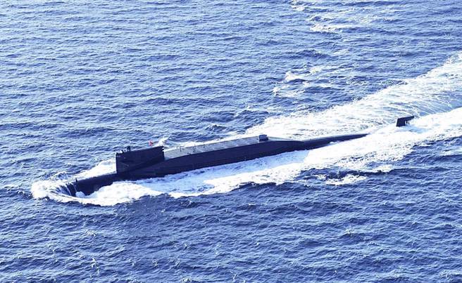 图中的095型攻击核潜艇噪音已控制在95分贝左右，与海洋背景噪音相差无几，很难被反潜设备锁定。（图／中新社）