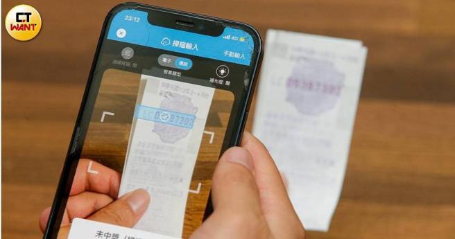 一名女網友不滿友人在她掏錢結帳之際，拿出自己的手機搶刷載具，因此上網求助解方。（示意圖／黃耀徵攝）