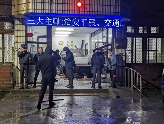 基隆八堵派出所29日晚间10时许，遭1辆小货车不明原因衝撞，造成员警1死1伤。（张志康摄）