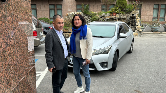 图为立委陈玉珍2月底特地赶回金门关心海巡署人员与陆方代表及家属的协商状况，离去前和泉州台办副主任李朝晖（左）交谈片刻。（资料照）