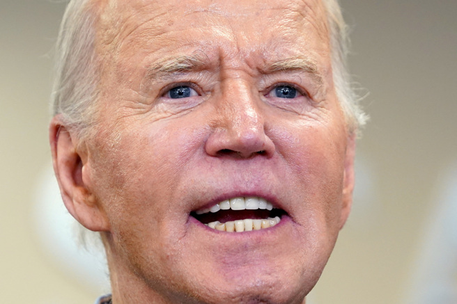 美國總統拜登2月29日造訪德州布朗斯維爾（Brownsville）美墨邊境時發表演說的神情。（路透）