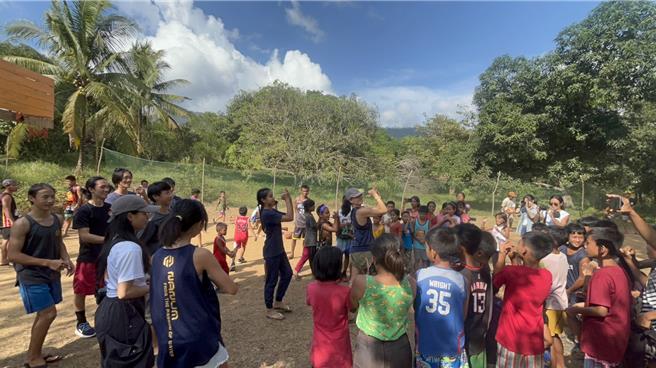 苗栗縣三義鄉自學青年風中旅行劇團，自籌旅費赴菲律賓巴拉望島遊學成功完成國民外交。（蔡岳達提供／謝明俊苗栗傳真）