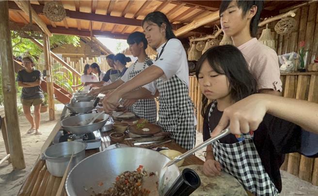 苗栗縣三義鄉自學青年風中旅行劇團，自籌旅費赴菲律賓巴拉望島遊學，體驗島民生活。（蔡岳達提供／謝明俊苗栗傳真）