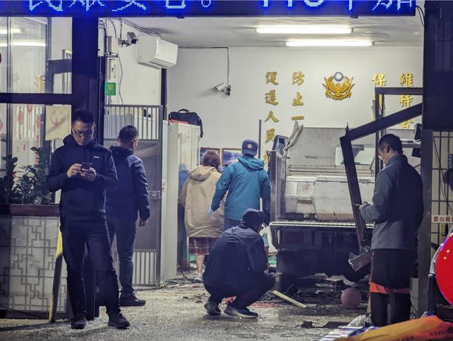 基隆八堵分駐所2月29日晚間10時許左右，突有一輛小貨車不明原因撞進派出所內，造成員警1死1傷。而嫌犯簡男逃逸至暖暖火車站也遭撞死。圖為警方於事故現場蒐證調查。（張志康攝）