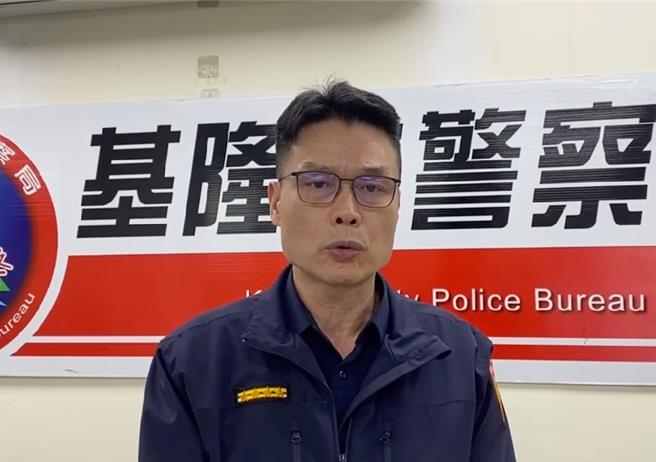 基隆市警察局第三分局分局長童寶賢表示，2月29日9時許簡男自新北市貢寮區竊取小貨車，駛至暖暖交流道，於10時許蓄意駕車衝撞八堵分駐所導致蘇姓員警身亡，後棄車徒步跑到暖暖平交道，被火車撞擊，當場死亡。（基隆市警察局提供／徐佑昇基隆傳真）