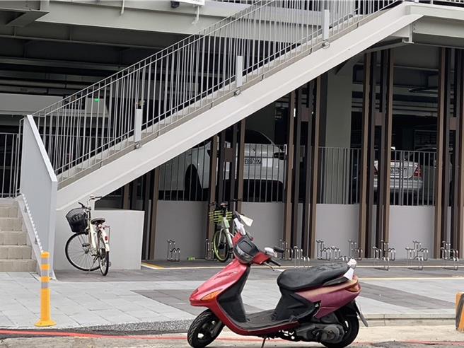 彰化市辭修路扇形車庫停車場外1部機車違停數日，警方接獲檢舉已連續開單告發14次。（民眾提供／孫英哲彰化傳真）