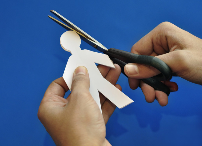 民俗专家柯柏成分享简易打小人的方法，并提醒要拿木质拖鞋，不要拿塑胶制的。 (示意图:shutterstock/达志)