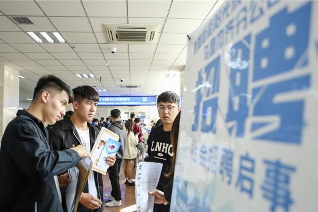 中国大陆就业市场节后有些恢復，路透：但薪资工时等条件依然不佳。（新华社）