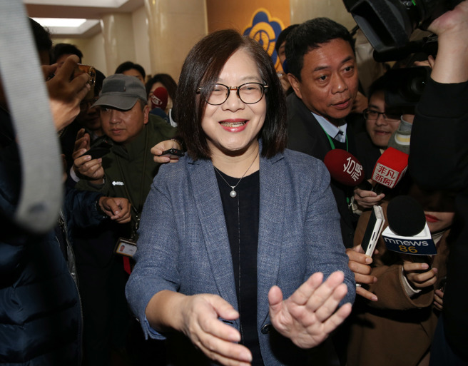 管碧玲今受訪時摸著記者的手說，「看看我的體溫」，也重申希望一切朝正面的方向來發展。（姚志平攝）