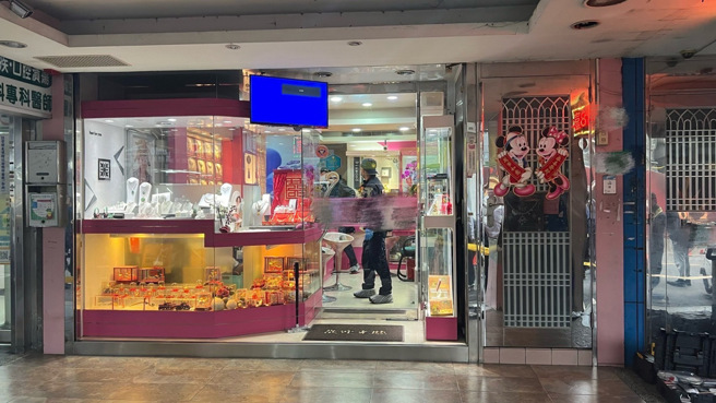 台北市北投中和街一处银楼29日发生抢案。（图／警方提供）