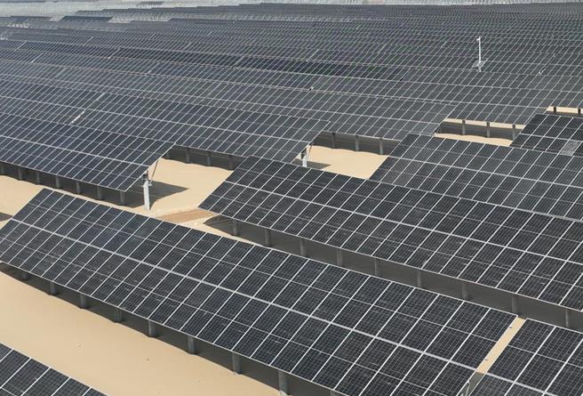 图为大陆内蒙古磴口县乌兰布和沙漠太阳能板基地。（摘自新华社）