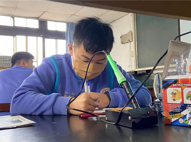 安溪國中九年級重度聽障的鄭宇辰，在小學時就發現自己對電機電子類有興趣，進入國中後因參加職業試探而更了解工業類科的內容，尤其對室內配線特別感興趣，投入3月份的競賽。（新北市教育局提供）