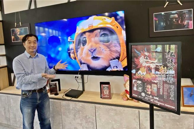 「弘龙游艺」师生联展策展人、多游系助理教授王玮名说明展出作品近百件，跨界融合艺术与科技。（弘光科大提供／张妍溱台中传真）