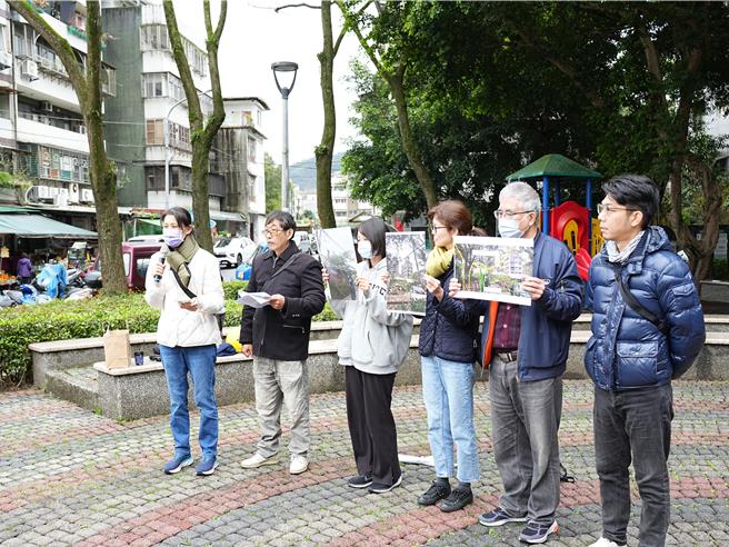 台北市文山区木栅路一段附近种有数株老树，不过近日有建商为动工建案，1日内砍伐4株老树，引起在地居民以及树保团体不满，同时也痛批台北市文化局对于保护老树态度消极。(黄敬文摄)