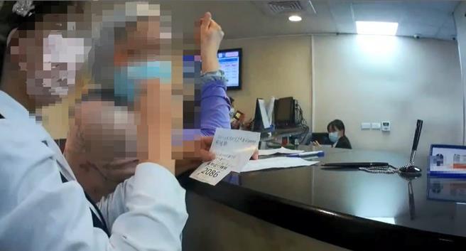 高雄市楠梓区68岁陈姓妇人昨日临柜表示要匯款104万元投资股票，行员察觉有异，顺利保住养老金。（高雄市警方提供／林雅惠传真）