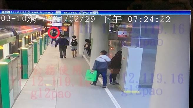 2月29日晚上7点多一名男子在捷运丰乐公园站车厢内把玩黑色枪状物，随车人员立即疏散乘客，站务人员报警，该名男子则又转搭到乌日站下车才被警察逮捕。（翻摄照片／张亦惠台中传真）