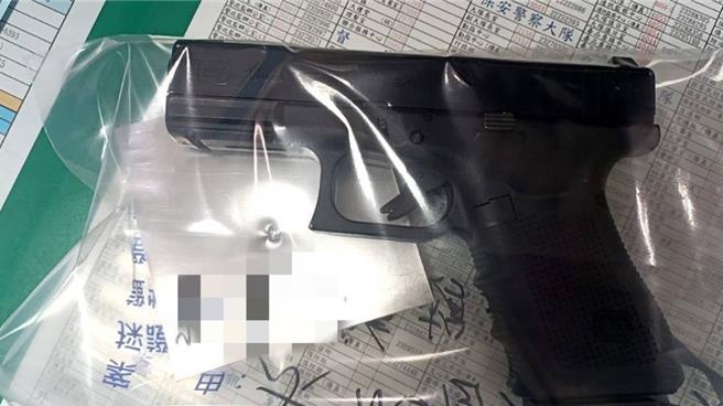 叶嫌在捷运列车车厢上把玩玩具枪，造成同列车乘客惊慌奔走，中捷也立即进行疏散乘客。（翻摄照片／张亦惠台中传真）