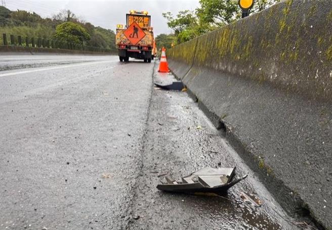 基隆八堵分駐所2月29日晚間10時許左右，簡男駕駛的小貨車撞進派出所內，造成員警蘇昱鴻殉職。沒想到簡男先前在台62線往瑞濱方向16.5k處，還撞死另一名重機騎士。（翻攝畫面／徐佑昇基隆傳真）