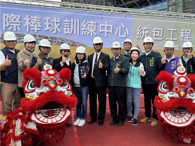 台南市长黄伟哲(左七)今天与多位民代一起主席亚太国际棒球训练中心成棒主球场上梁典礼。(曹婷婷摄)