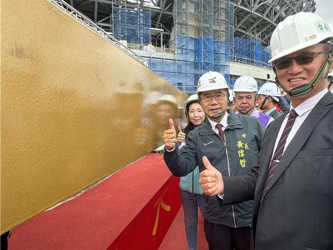 台南市长黄伟哲(右二)、教育部常务次长林腾蛟(右一)今天主持亚太国际棒球训练中心成棒主球场上梁典礼。(曹婷婷摄)