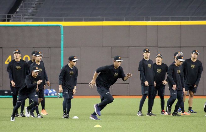 读卖巨人队1日上午来到台北大巨蛋进行练球。（赵双杰摄）