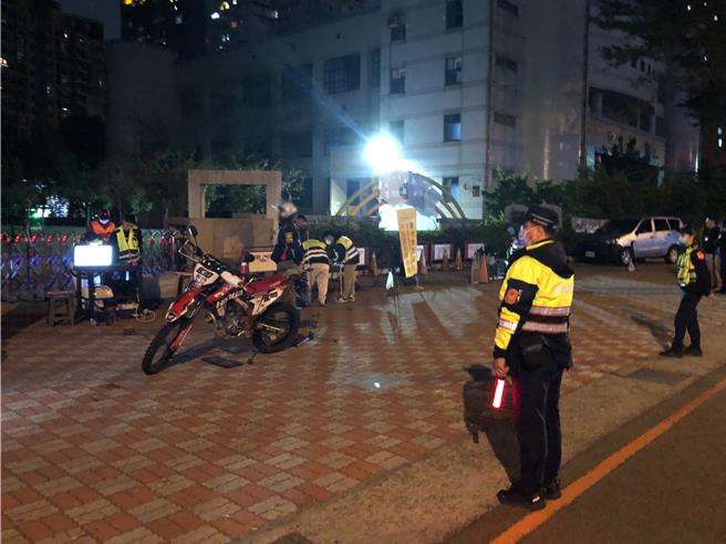 台中市第三分局上個月27日執行「環、警、監聯合稽查」勤務，短短2小時就開出超過20萬元罰單。（警方提供／王煌忠台中傳真）