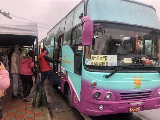 清明掃墓的日子將近，為減少車流也讓民眾避免塞車之苦，新竹市政府2日起至4月4日的每周六、日及國定連假共11天，推出免費掃墓直達專車及定點接駁車。（新竹市政府提供／陳育賢新竹傳真）