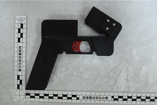 烏日分局查獲罕見IPhone造型的改造手槍，逮捕35歲洪姓男子到案。（警方提供／王煌忠台中傳真）