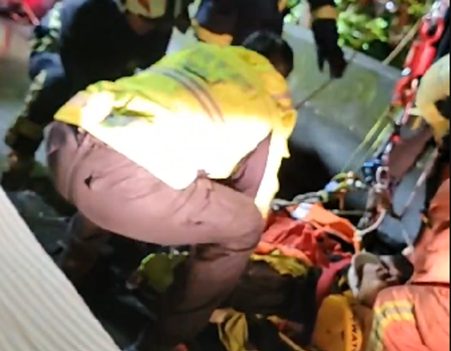 公路局承包工先遇死劫，搶救現場曝光。(戴志揚翻攝)