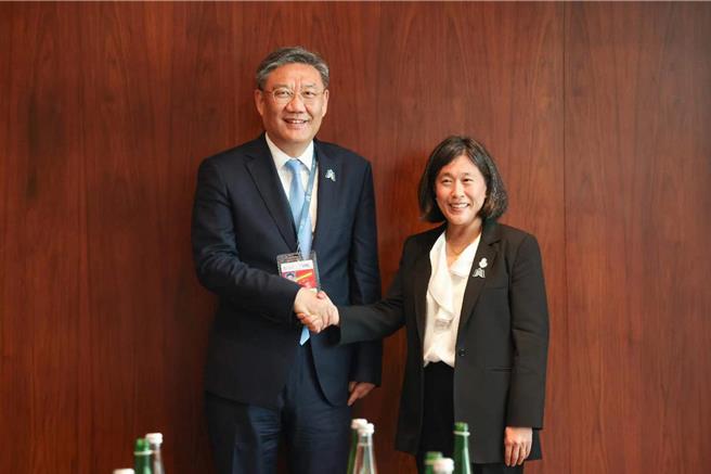 大陸商務部長王文濤撰文經濟全球化發展走向與擴大高水準對外開放。圖為王文濤日前會見美貿易代表戴琪。（大陸商務部）