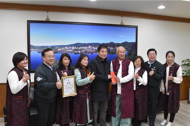 苗栗县长锺东锦表扬2023年度推动客语教学绩优的公馆乡小木偶幼儿园。（谢明俊摄）