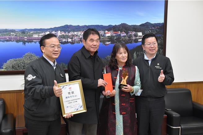 苗栗县长锺东锦表扬2023年度推动客语教学绩优的公馆乡小木偶幼儿园园长锺林秀美。（谢明俊摄）