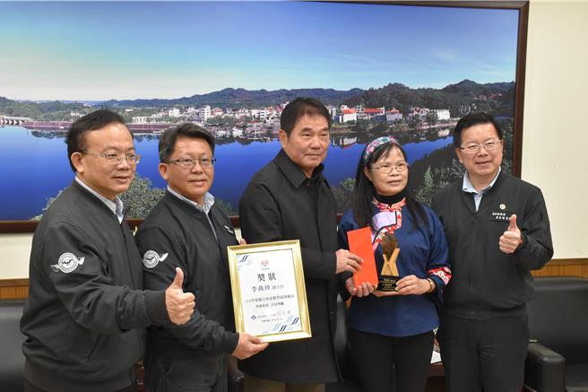 苗栗县长锺东锦表扬2023年度推动客语教学绩优的铜锣乡中兴国小附幼儿园主任李燕荣。（谢明俊摄）