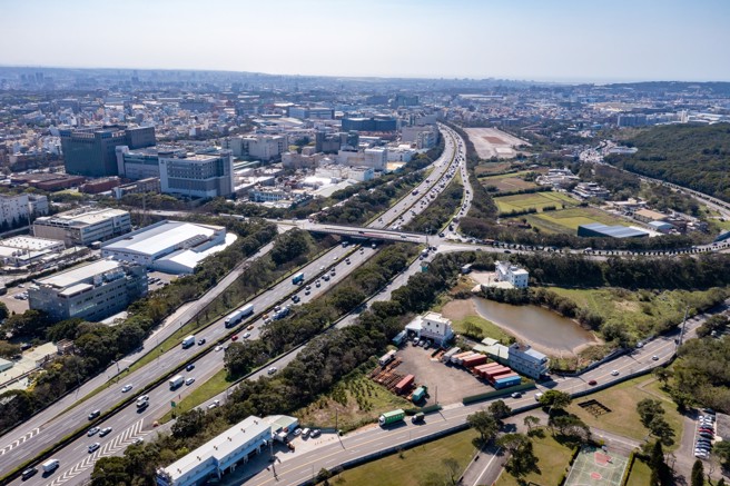 「心丰花园」受惠湖口交流道增设、台61、台15连结道路拓宽等利多，具交通优势。图为湖口交流道（业者提供）