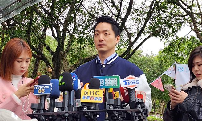 针对陆配取得身分证的年限从6年缩短为4年，台北市长蒋万安1日受访时，表示若陆配与其他外配的年限不同，双标就非常明显；调整为一样4年取得，就是人权与人情味的展现。（丁上程摄）