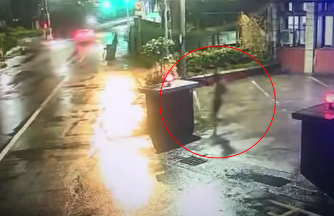 赤裸光腳逃逸畫面曝！奪2命撞警嫌，衝出派出所翻越鐵路圍籬。(翻攝畫面)