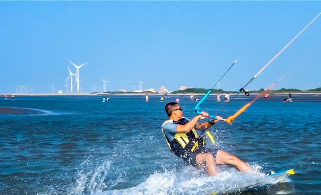 台中市大安滨海乐园是风筝衝浪爱好者前往朝圣圣地；台中市风景区管理所于3月1日表示，自3月份起开放民眾沙滩戏水、衝浪、风筝衝浪等活动。（台中市政府观旅局提供／张妍溱台中传真）