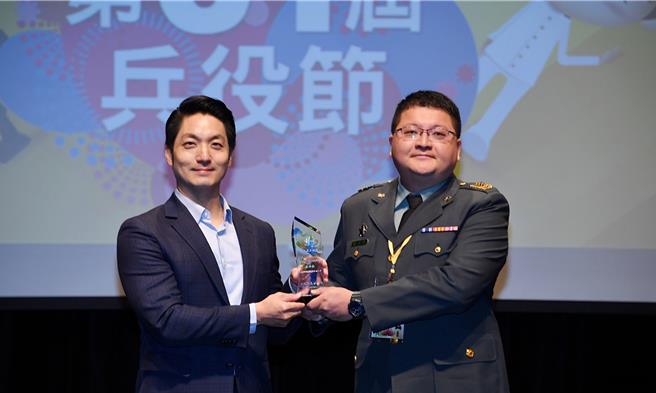 台北市長蔣萬安（左）1日出席兵役局舉行的兵役節頒獎典禮，致詞時表示北市在各項役政工作上，都扮演全國領頭羊角色，已經9年都獲得中央評鑑特優，也期盼同仁未來繼續努力推動役政工作，讓役男家屬們放心，讓役男安心。（台北市政府提供／丁上程台北傳真）
