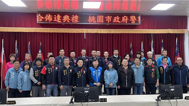 桃园市杨梅警分局1日上午举行新任派出所长布达仪式。（翻摄照片／蔡明亘桃园传真）