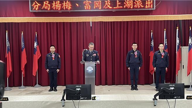 桃园市杨梅警分局1日上午举行新任派出所长布达仪式。（翻摄照片／蔡明亘桃园传真）
