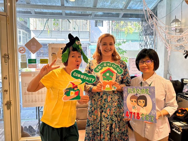 波兰女孩唐宝玲(中)连续两年获社区一家楷模奖。(图/信义房屋 提供)