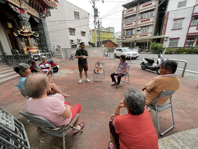 社区一家得主葛韦成(中)与社区长辈讨论进食与餐饮喜好。(图/信义房屋 提供)