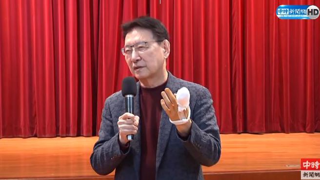 资深媒体人赵少康手部伤势曝光。(取自中时新闻网直播)